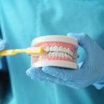 Kompleksowe leczenie stomatologiczne – odkryj trasę do zdrowej i pięknego uśmiechu.
