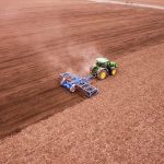 Inżynier geodeta podczas budowy – {kiedy jego pomoc jest niezbędna